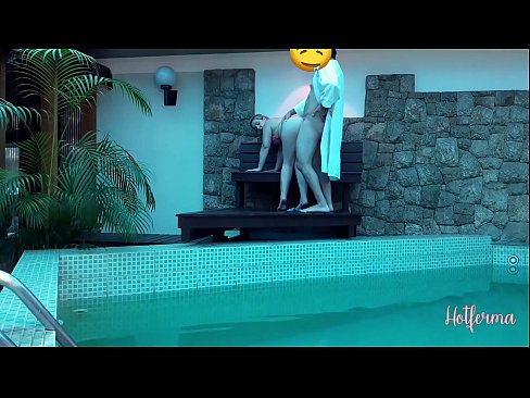 ❤️ Chefen bjuder in tjänsteflickan till poolen, men kunde inte motstå en het ☑ Sexvideo at us