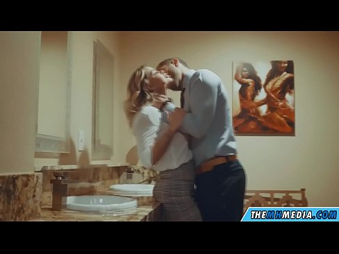 ❤️ När en bystig blondin förför dig på en offentlig toalett ☑ Sexvideo at us
